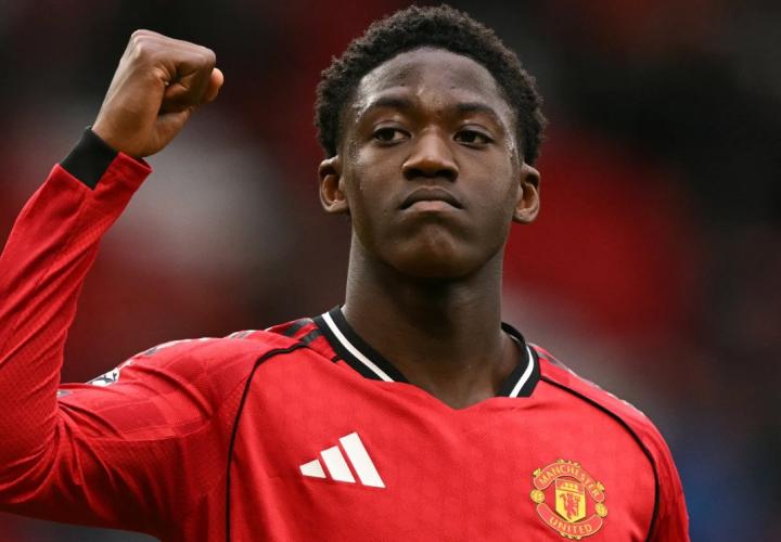 曼联续约喜讯传来,梅努锁定长期未来,马奎尔续写红魔篇章。 体育新闻 曼联续约喜讯传来,梅努锁定长期未来,马奎尔续写红魔篇章。 体育新闻