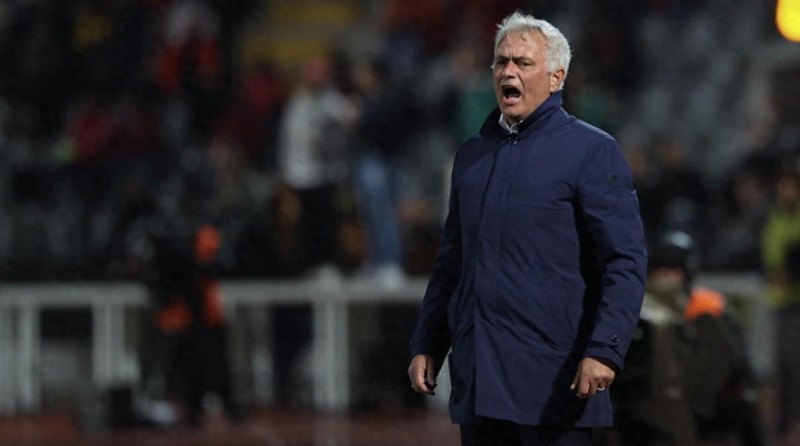 穆里尼奥的锋线困局与破局：从战术逻辑拆解本菲卡中锋引援双轨方案