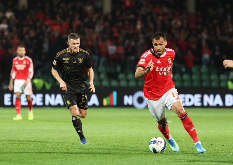  穆里尼奥的锋线困局与破局：从战术逻辑拆解本菲卡中锋引援双轨方案 体育新闻