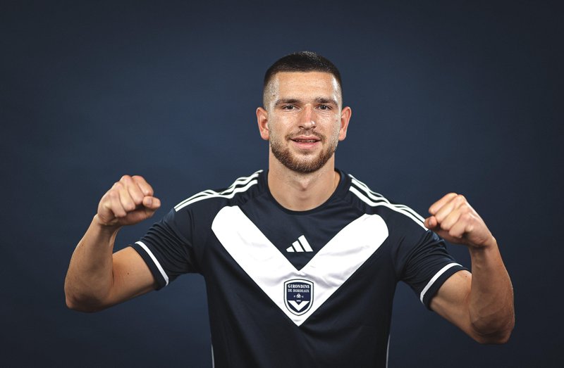  穆里尼奥的锋线困局与破局：从战术逻辑拆解本菲卡中锋引援双轨方案 体育新闻