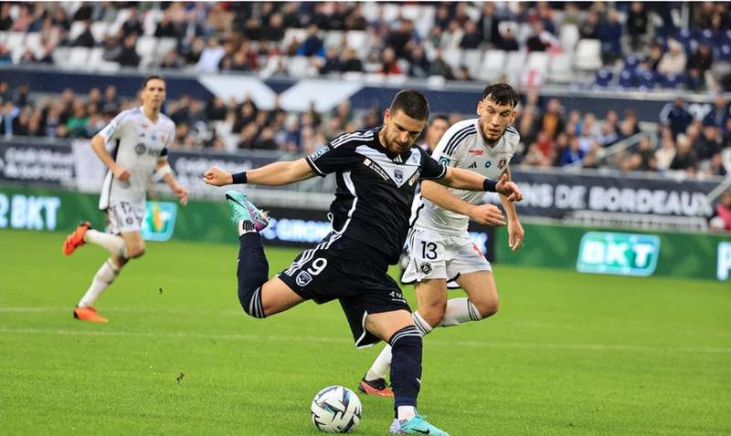  穆里尼奥的锋线困局与破局：从战术逻辑拆解本菲卡中锋引援双轨方案 体育新闻