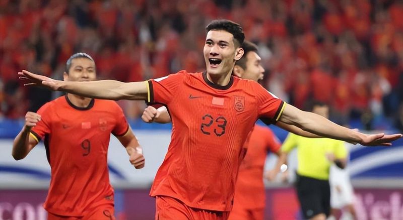  技术解码：替补奇兵拜合拉木的战术价值与成长路径 体育新闻